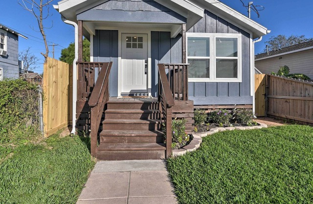 NEW! Chic Galveston Cottage < 2 Miles to Seawall!