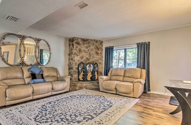 NEW! Classic Townhome < 9 Mi to Pensacola Beach!