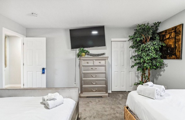 NEW-Close to Confluence Park!
