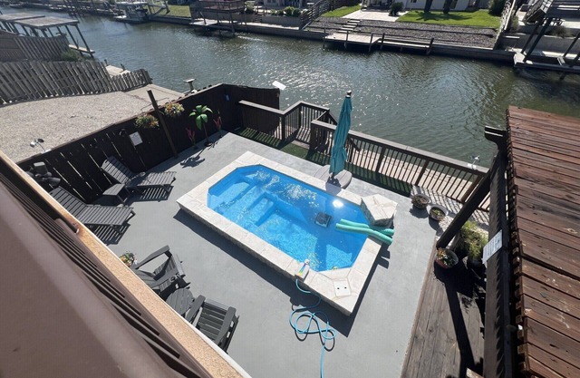 NEW Coastal Bliss, Sleeps 11, Pet friendly, HEATED pool, GREEN light fishing!
