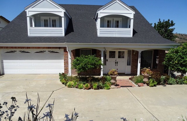 NEW! Comfortable - Sleeps 8 - Special Pricing for Extended Stays