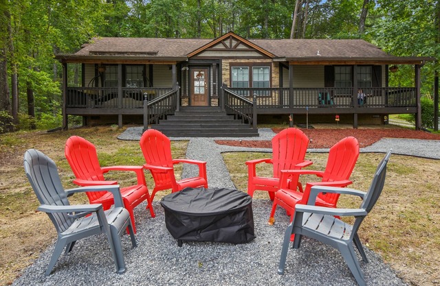 NEW! Cozy Cove Escape - Lakeside Retreat