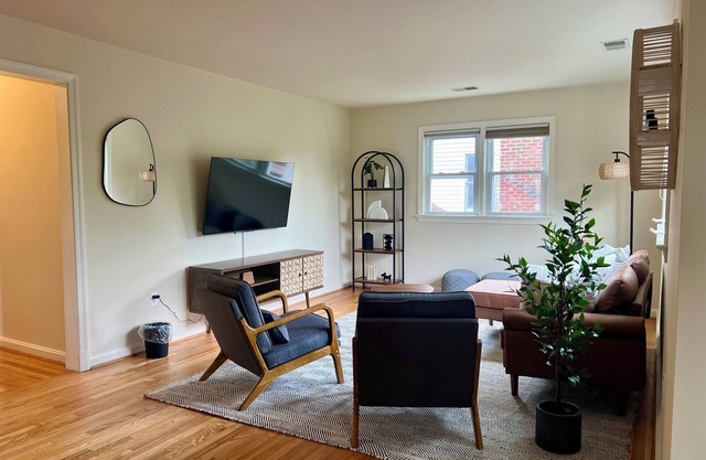 NEW Cozy Penthouse - Spacious 3-bedroom apartment. Steps to Metro!