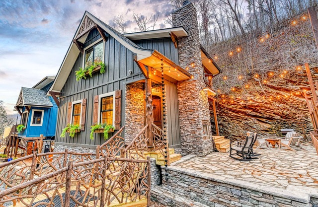 New Creekside Escape w/Private Hot Tub & Free Attraction Tickets
