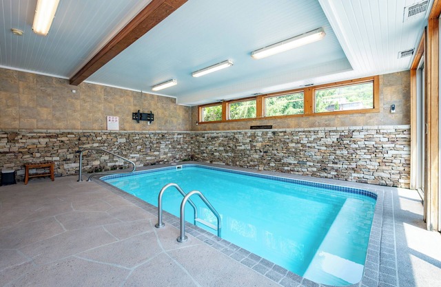 New! Elegant Lakefront Lodge w/Indoor Pool & Sauna