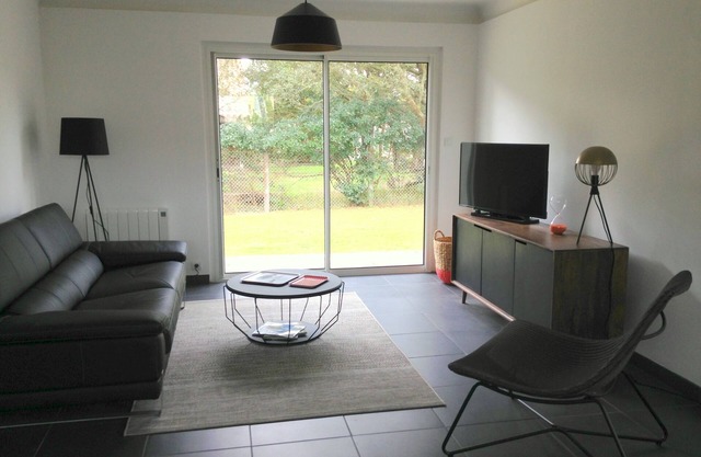 NEW! Everything on foot: beach, city center, lake. Nice house with fenced garden