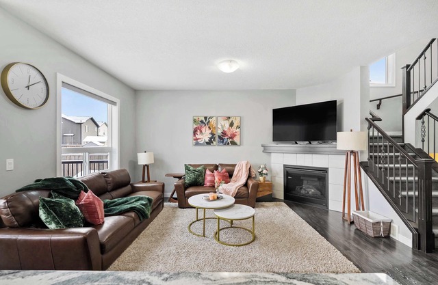 NEW! Family 4BR w Kid's Play Den & Yard- FREE Banff Pass, BBQ, Wine!