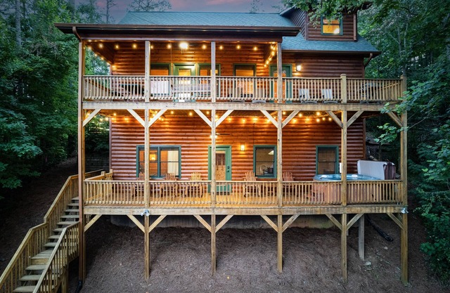 New Fire Pit! 3 King Suites, Creek, 15 mins 2 BR