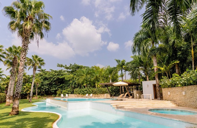 NEW Garden view Apartment with family pool & jacuzzi