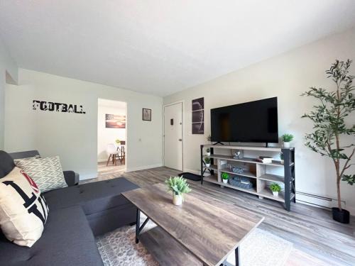 New Hall Of Fame Apt! - 7 Min Walking Distance