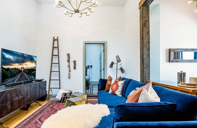 New! Heart of Downtown-Chic Condo- Walk To Hot Springs-Restaurants-Breweries-High Speed Internet