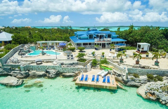 NEW! Hidden Jewel - 6 bedroom villa with breath taking views of Sapodilla Bay