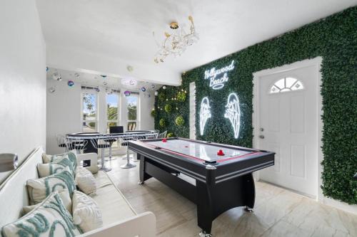 NEW Hollywood Luxury Villa, Game Room, Hot Tub 12, Fire Pit & BBQ