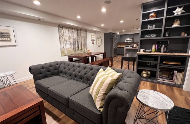 New Home with Sunset View + Ski, Hike, Golf. Sleeps 11 - Fireplace + Coffee Bar