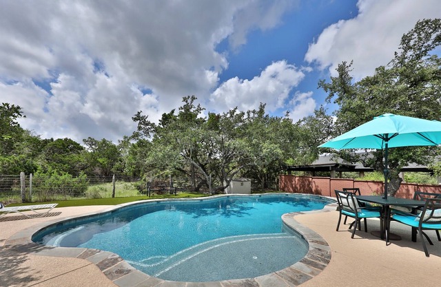 NEW HOT TUB Luxury Spacious Retreat Stone Oak Home