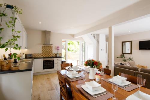 New House, " Orchard Croft Lodge ", DOG FRIENDLY, 20 Minutes From Goodwood Events, 9 Minutes From Sandy West Wittering Beach, 2 Bathrooms, Can Sleep 8 On Request, Free Wi-Fi & Sky Sports, Very Quiet Location, Free Parking for 8 Cars