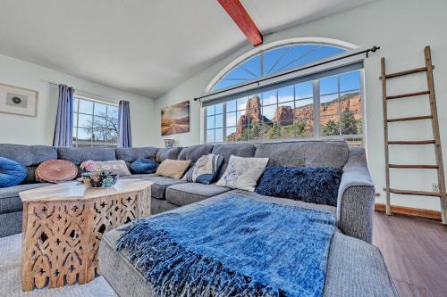 NEW! Huge Game Room, Hikeable, Red Rock View, Fireplace, Ping Pong, Yoga, Golf Course, Pickle Ball!