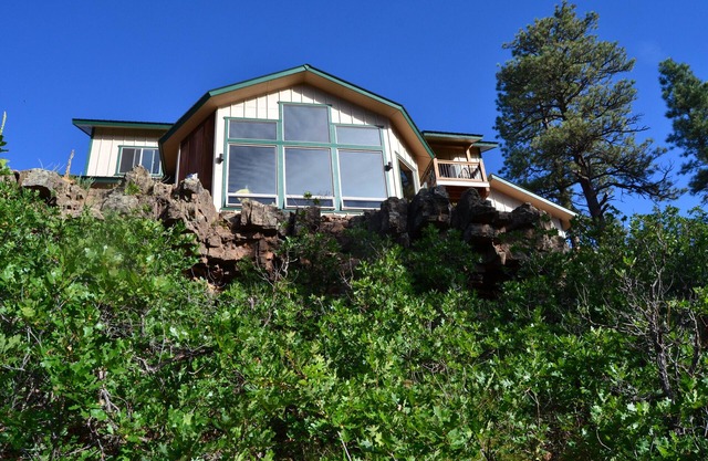 New-ish 3 BR house on canyon ridge/Borders Forest/31 windows- 3 miles from town