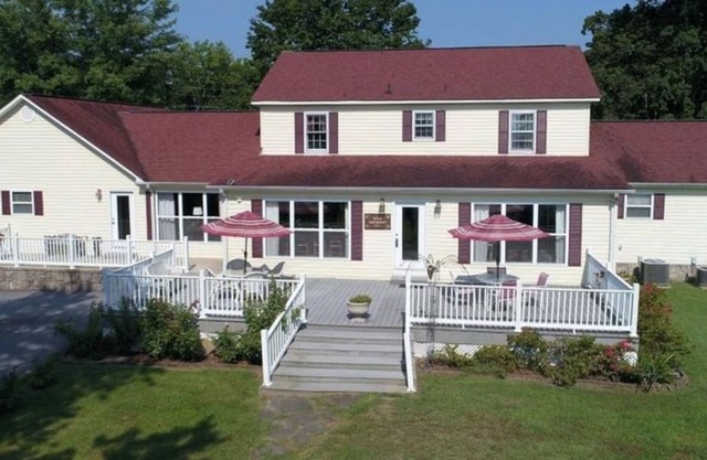 New Lake Estate fine lakefront living!