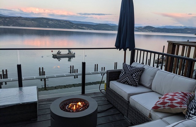 New! Lakefront Cottage w/private dock and 4 beds!