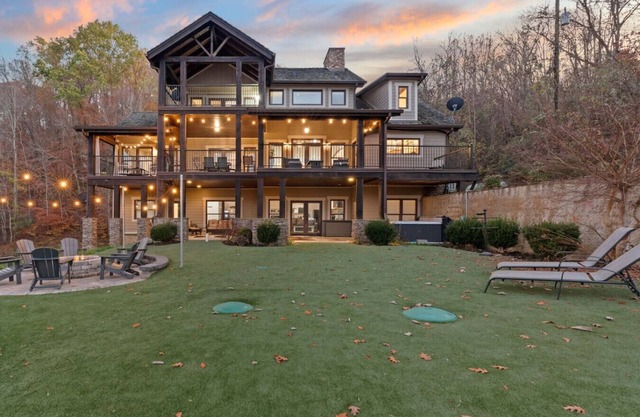 New! Lakefront Luxury! Fireplaces*Hot Tub*Privacy