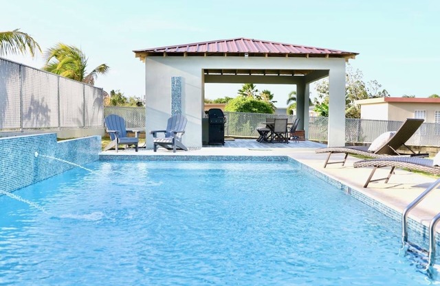 New Large Saltwater Pool-Quiet Area-5 min to beach