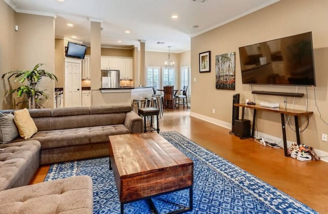New Listing! 2 Bed 2 Bath Home Mins to DT Houston/Medical Disctrict