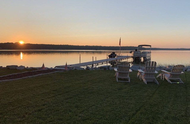 New Listing! 2BR Waterfront Modernized Cottage on Clark Lake