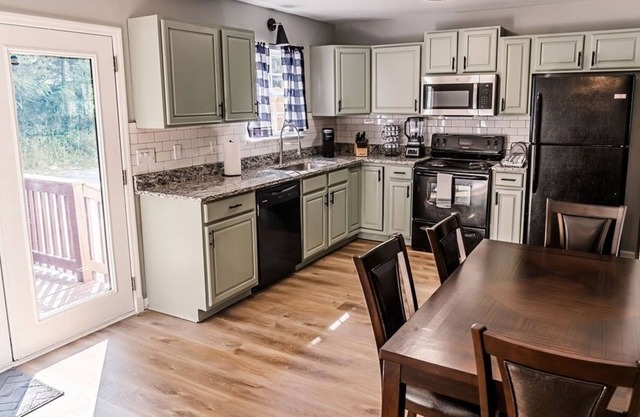 NEW LISTING! Beautiful 3 Bed, 2.5 Bath Townhouse by RedAwning