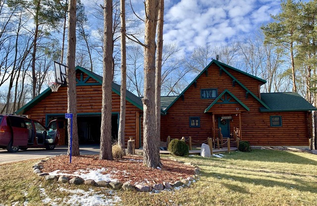 New Listing!Beautiful Log Cabin near Devil`s Lake.