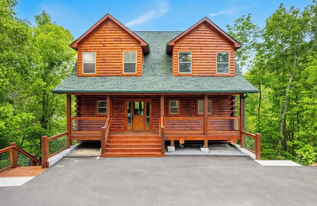 New Listing! Central To Attractions, Indoor Pool!