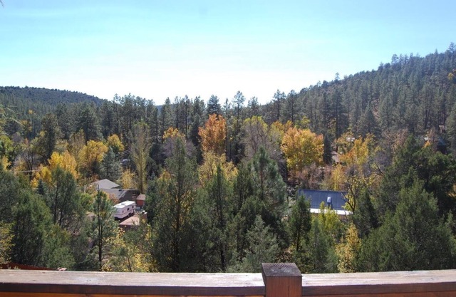 NEW LISTING. Comfy Home In The Mountains