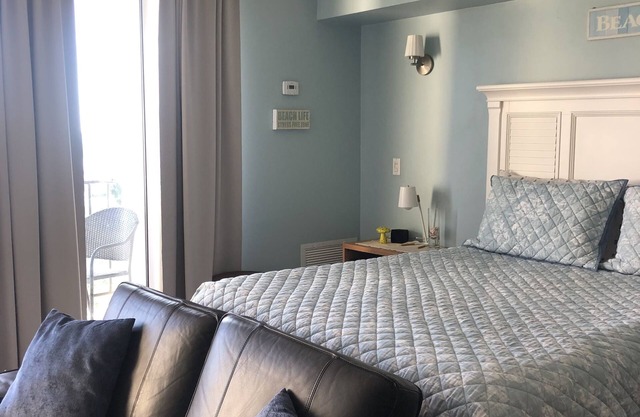 New Listing! Cozy Coastal Studio at Coral Beach, Freeport