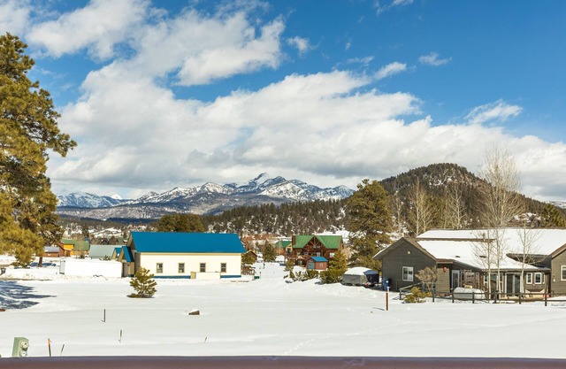 New Listing! Hot tub, great mountain views, near Hatcher Reservoir
