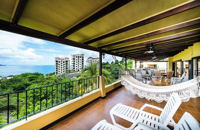 New Listing! LOCATION! Views! Space! ★