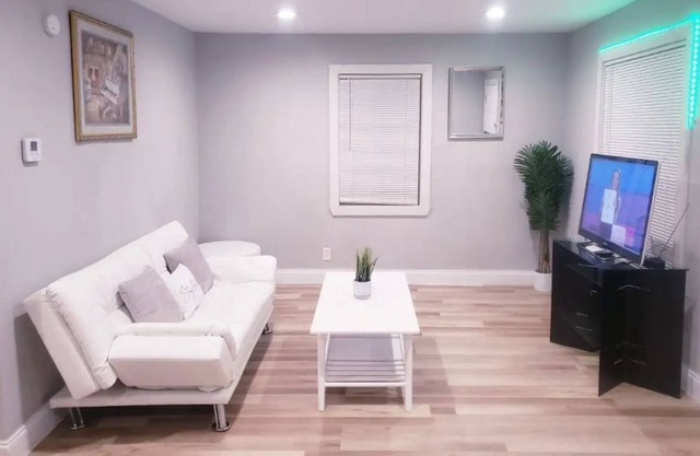 New Listing! Love Field Luxury w/ record player