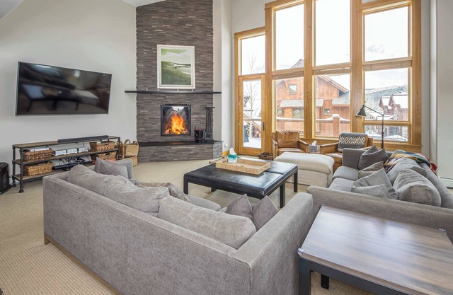 *New Listing* Stunning Ski-In/Ski-Out Mountain Chalet
