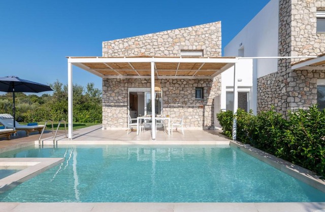 New Loft by Ossiano Pool Villas, Heating Pool,2 min drive to Haraki Beach & 10 to Lindos