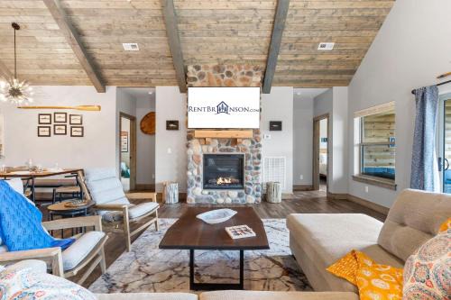 New Log Cabin, Free Local Attraction Tickets Daily, Ozark Views, Cmty Amenities!