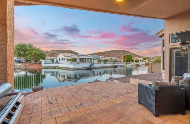 *NEW* Lux Lakeside View Villa 3BR Desert Oasis!