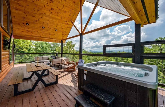 New Luxe Mountain Cabin + Hot Tub + Views!