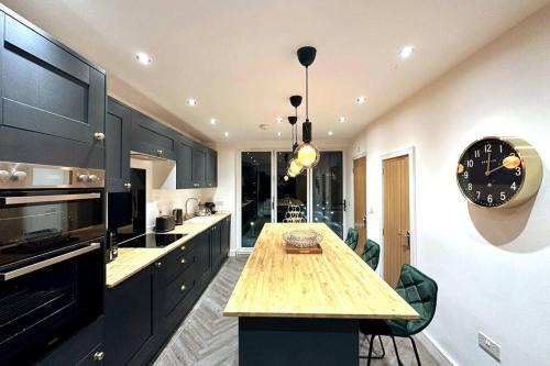 New Luxury Entire House In Greenwich