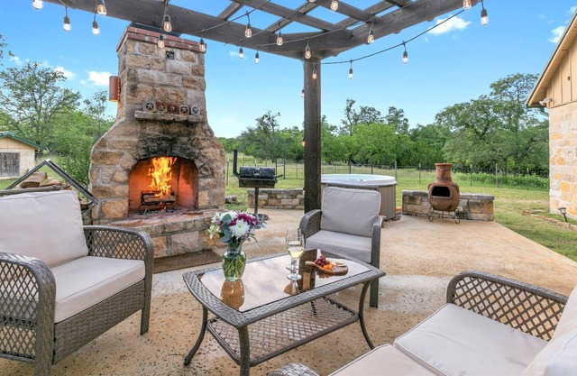 New! Luxury Home With Fire Pit & Hill Country Views