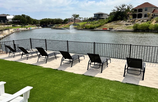 NEW Luxury Lakefront Resort with 4 King Suites - Private Pool & Spa - Quiet Cove