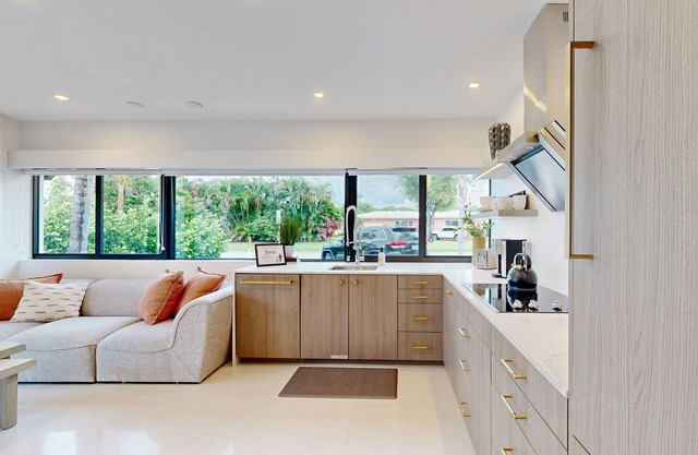 New-Luxury, Private, Modern w/Patio 1 Mi to Beach