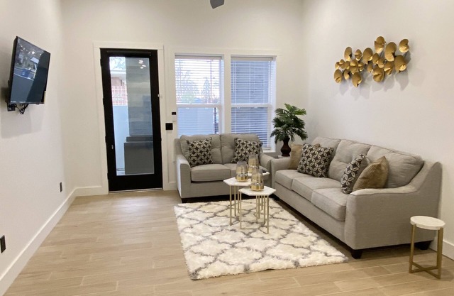 New Luxury Stay Private 2 bdrm 2bath town home in Escalon CA