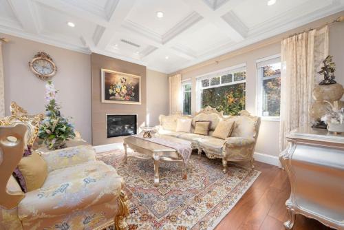 New Luxury Three Bedroom Villa near Shops and Greenway