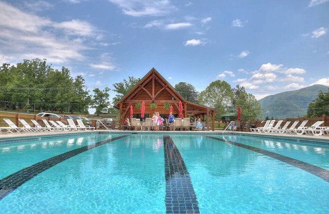 New Luxury Villa in the Smokies - Near Gatlinburg /Pigeon Forge /Dollywood