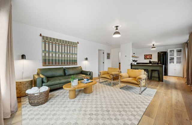 NEW Luxury w/View, Sleeps 4! Walk to Tours & More