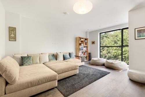 New! Modern 3BR Home near Clapham with Garden and Parking